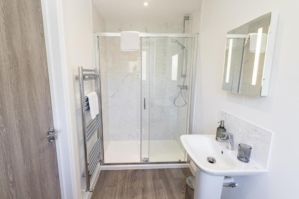 Bournecoast - Stylish Flat With Balcony - Sea Glimpses - 10 Min Walk To Beach - Parking - Wifi - Fm8405 伯恩茅斯 外观 照片