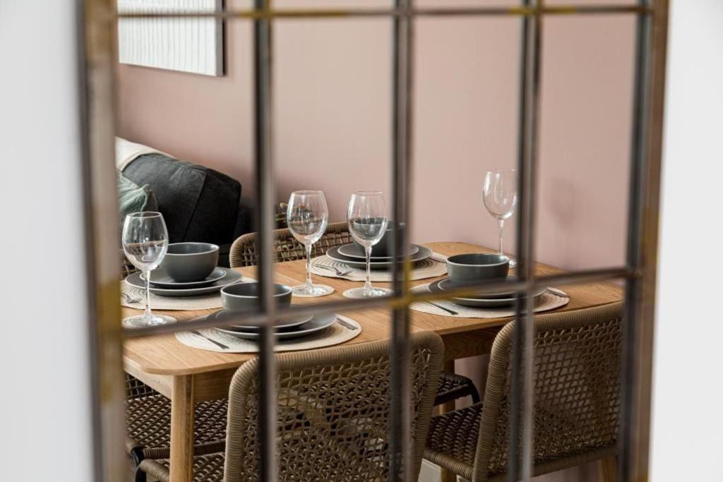 Bournecoast - Stylish Flat With Balcony - Sea Glimpses - 10 Min Walk To Beach - Parking - Wifi - Fm8405 伯恩茅斯 外观 照片